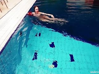 Hot And Sexy Underwater Solo Flash Performed By Supreme Swimmer Avenna